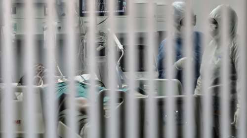 Κορονοϊός: Ολοι ανεμβολίαστοι στην οικογένεια του 20χρονου που πέθανε -  Καθυστέρησαν να τον πάνε στο νοσοκομείο