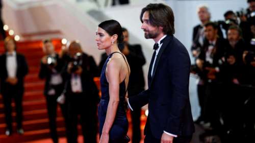 Less is more: Η Σαρλότ Κασιράγκι έφερε λάμψη και γοητεία από το Μονακό στο κόκκινο χαλί