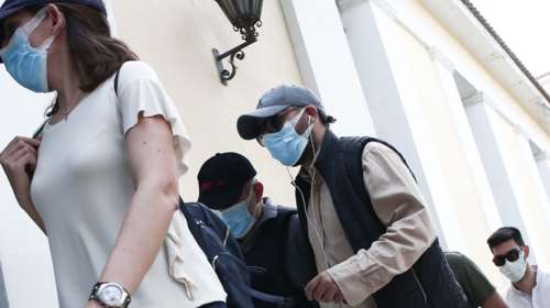 Στην Ευελπίδων ο &quot;μαϊμού&quot; γιατρός - Απολογείται με βαρύ κατηγορητήριο [εικόνες]