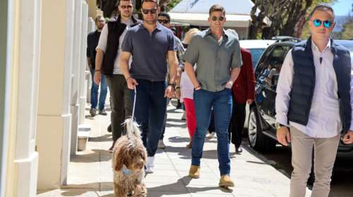 Η βόλτα του Στέφανου Κασσελάκη στα Χανιά: Με τον Τάιλερ και τη σκυλίτσα του, Φάρλι [Εικόνες - Βίντεο]