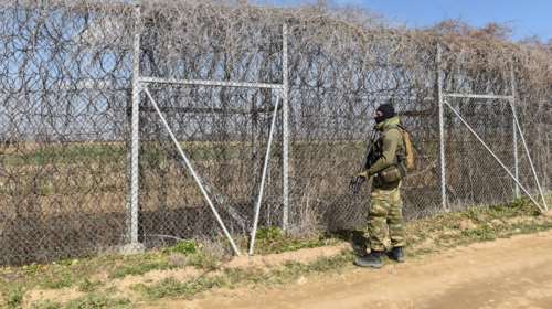 Σε διαθεσιμότητα τέθηκαν οι πέντε αστυνομικοί στον Έβρο που διακινούσαν μετανάστες - Διατάχθηκε και ΕΔΕ