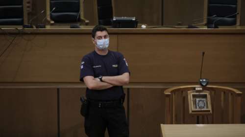 Λάρισα: Συγγενείς 12χρονου επιτέθηκαν στους κατηγορούμενους για τον θάνατό του από το τρένο