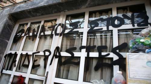 Κολωνός: 33χρονος βίαζε τη 12χρονη στο σπίτι του αφού πρώτα άφηνε το παιδί και τη γυναίκα του στο πάρκο