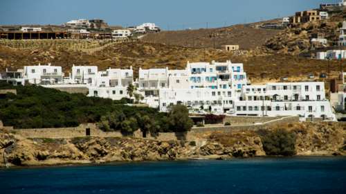 "Φρένο" στις οικοδομικές άδειες σε Μύκονο και Σαντορίνη: Αναστέλλεται για έναν χρόνο η χορήγησή τους