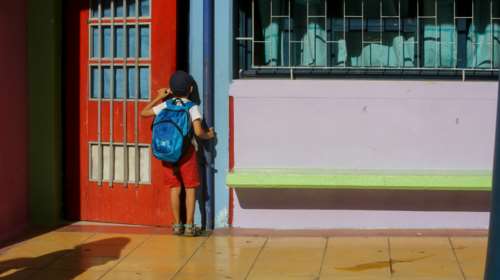 Σοκ στη Θεσσαλονίκη: Χειροπέδες σε νηπιαγωγό - 4χρονος ξέφυγε της προσοχής της και βγήκε στο δρόμο