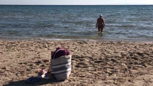 Από Χριστούγεννα... καλοκαίρι: Αθηναίοι στις παραλίες για μπάνιο, στις 26 Δεκέμβρη [Εικόνες]