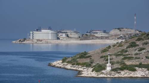 Το CNBC στη Ρεβυθούσα: &quot;Το μικρό ελληνικό νησί που βοηθά την Ευρώπη να αντιμετωπίσει την ενεργειακή κρίση&quot; [βίντεο]