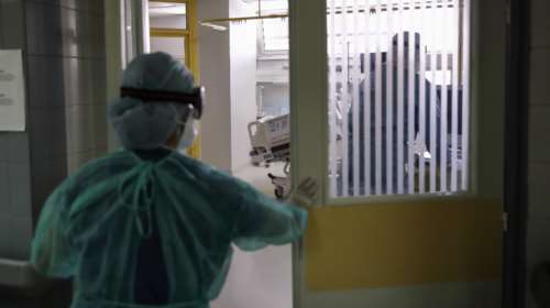 Λαμία: Μητέρα και κόρη &quot;παλεύουν&quot; με τον κορονοϊό - Νοσηλεύονται στην ίδια ΜΕΘ