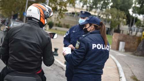 Λίγοι και &quot;χαλαροί&quot; οι έλεγχοι της ΕΛ.ΑΣ. στις &quot;κόκκινες&quot; περιοχές παρά τους 295 νεκρούς σε τρεις ημέρες