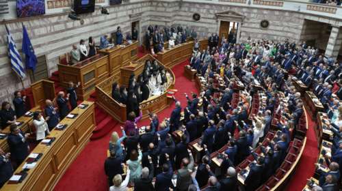 Η περίεργη χωροταξία της νέας Βουλής και τα ακραία κόμματα που τοποθετήθηκαν στο... κέντρο