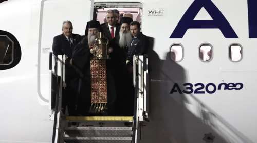Άγιο Φως: Έφτασε στο &quot;Ελ. Βενιζέλος&quot; – Πώς θα μεταφερθεί σε όλη την Ελλάδα - Με αεροσκάφη σε οκτώ προορισμούς
