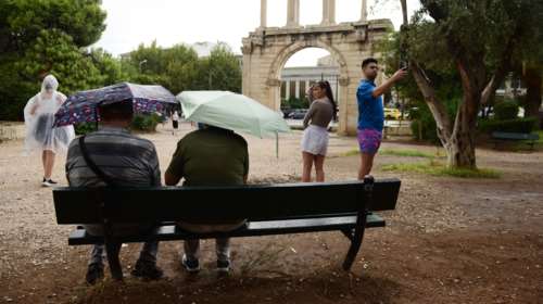 Καιρός: Από καλοκαίρι... φθινόπωρο - &quot;Βουτιά&quot; της θερμοκρασίας με βροχές και καταιγίδες - Άνεμοι ακόμα και 9 μποφόρ