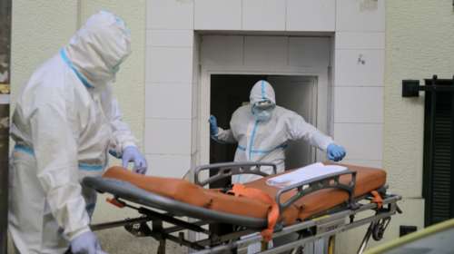 Συναγερμός σε γηροκομείο στο Περιστέρι με 32 κρούσματα - Καταγγελία βόμβα: "Δεν ενημερώθηκα για τον θάνατο του αδελφού μου"