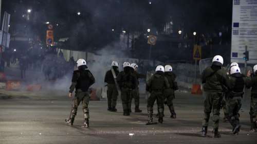 ΑΠΘ: Επεισόδια με κουκουλοφόρους και ΜΑΤ - Πετροπόλεμος και χημικά μετά την εκκένωση της κατάληψης [βίντεο]