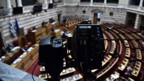 Υποκλοπές: Σκληρή κόντρα για τη νέα λίστα με 33 ονόματα - &quot;Ο ΣΥΡΙΖΑ θέλει πολιτική ανωμαλία&quot;, λέει η κυβέρνηση