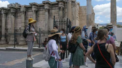 Κορονοϊός: Τα &quot;μέτρα&quot; του καλοκαιριού για να μην υπάρξει έκρηξη της διασποράς - Δεκτά όλα τα εμβόλια των τουριστών