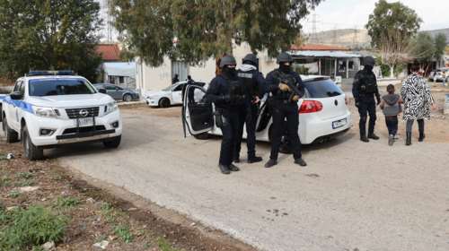 Συνελήφθησαν 15χρονος και 57χρονος για διακίνηση ηρωίνης στις Αχαρνές