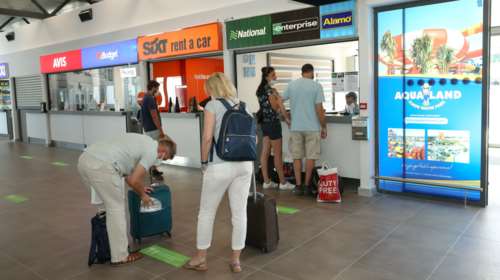 Κορονοϊός: &quot;Κρατάμε την αναπνοή μας...&quot; - Ανησυχούν οι λοιμωξιολόγοι για τους χιλιάδες τουρίστες που έρχονται στην Ελλάδα [Βίντεο]