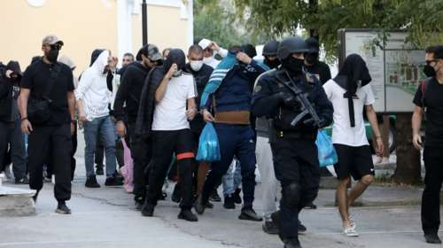 Πολυτεχνειούπολη: Ποινική δίωξη στους 23 συλληφθέντες - Οι κωδικοί για την &quot;κυρία&quot; κοκαΐνη και τα &quot;σκυλιά&quot; αστυνομικούς