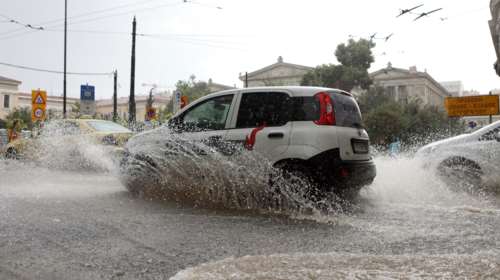Κακοκαιρία στην Αθήνα: Έκλεισε για χιλιοστή φορά η Πειραιώς, ποτάμι πάλι η Λεωφόρος Αθηνών [Βίντεο]