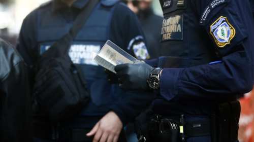 Κολωνός: Στα μαλακά ο αστυνομικός που αντάλλαζε φωτογραφίες με τη 12χρονη - 26χρονος πατέρας ενός παιδιού