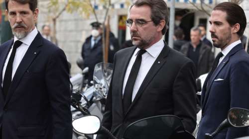 Στο Μαξίμου από την πλαϊνή πόρτα οι τρεις γιοι του τέως βασιλιά Κωνσταντίνου - Θα ταφεί ως ιδιώτης στο Τατόι [εικόνες]