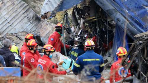 Τραγωδία στα Τέμπη: Στη ΜΕΘ έξι τραυματίες - Ολονύχτιες έρευνες για τους εγκλωβισμένους