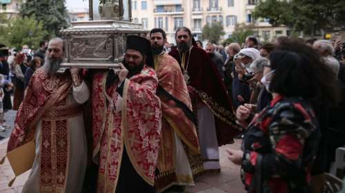 Παρέμβαση εισαγγελέα για τον ιερέα που προέτρεπε πιστούς να μπουν χωρίς μάσκα στον Άγιο Δημήτριο