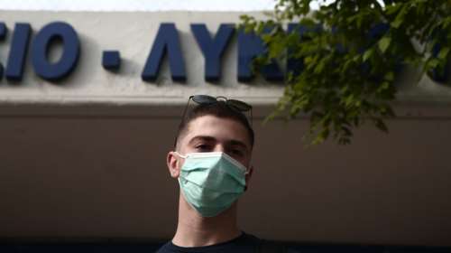 Άνοιγμα σχολείων: Πώς από τις δύο μάσκες ανά μαθητή, φθάσαμε στη μία... και αν προλάβουν