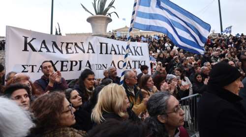 Συλλαλητήριο διαμαρτυρίας κατά της τεκνοθεσίας από ομόφυλα ζευγάρια στο Σύνταγμα - Παρών και ο Νατσιός [εικόνες]