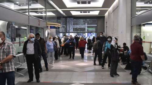 Κεντρικά ταμεία της ΔΕΗ: Βελτιώθηκε η εικόνα - Μειώθηκαν οι τεράστιες ουρές, τηρούνται πλέον αποστάσεις