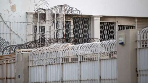 Πέταξαν μπαλάκια του τένις με κάνναβη και κοκαΐνη στις φυλακές του Κορυδαλλού