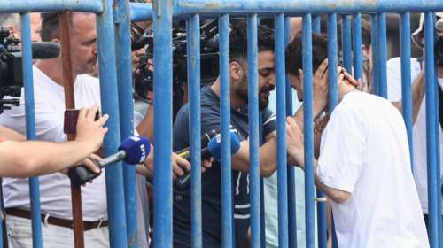 Σπαρακτικές στιγμές στο λιμάνι της Καλαμάτας: Βρήκε τον αδελφό του μετά το ναυάγιο ενώ πίστευε ότι ήταν νεκρός