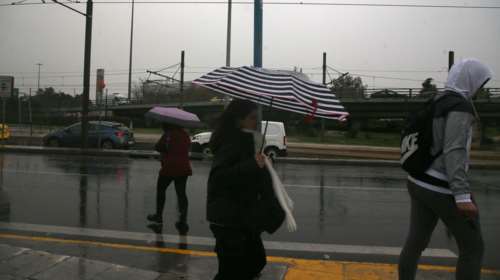 Καιρός: Σε ποιες περιοχές θα επιμείνουν και το Σάββατο βροχές και καταιγίδες - Χιόνια σε Πάρνηθα και Κιθαιρώνα