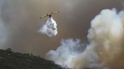 Φωτιά στα Δερβενοχώρια: Οι δραματικοί διάλογοι των πιλότων στα εναέρια μέσα - &quot;Πολύς καπνός, δεν μπορεί να κάνει βολές&quot;