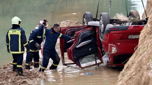 Θανατηφόρο τροχαίο στο Μενίδι: Γυναίκα έπεσε σε ρέμα με το ΙΧ της [εικόνες]