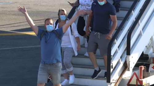 Με λύρες, τραγούδια και αψίδες νερού υποδέχεται η Ελλάδα τους πρώτους τουρίστες στα αεροδρόμια [εικόνες]