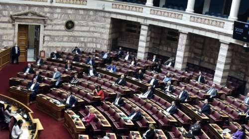 Μάχη των πολιτικών αρχηγών στη Βουλή για τις καταστροφικές πυρκαγιές και τα μέτρα αποκατάστασης