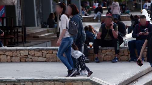 Γέμισαν από κόσμο οι πλατείες της Αθήνας - Ανησυχία ενόψει Σαββατοκύριακου [Εικόνες + Βίντεο]