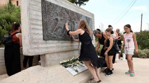 Τρισάγιο για τα θύματα της τραγωδίας στο Μάτι: Χτύπησαν πένθιμα οι καμπάνες-Πλήθος κόσμου με λουλούδια στα χέρια [εικόνες-βίντεο]