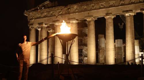 Η Ολυμπιακή Φλόγα φώτισε την Ακρόπολη - Υπό βροχή η Ολυμπιακή Λαμπαδηδρομία - Εντυπωσιακές εικόνες
