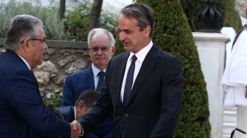 Ο διάλογος Μητσοτάκη - Κουτσούμπα για την ημερομηνία των εκλογών - Η &quot;ατάκα&quot; του πρωθυπουργού [βίντεο]