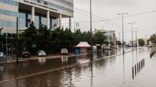 Κακοκαιρία στην Αττική: Σφοδρή καταιγίδα στην Αθήνα - Σε ποιες περιοχές &quot;άνοιξαν&quot; οι ουρανοί [Βίντεο]