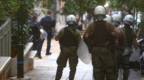 Εξάρχεια: Εκκένωση κατάληψης και 8 προσαγωγές στο &quot;καταφύγιο&quot; του Μαροκινού που προσπάθησε να βιάσει δημοσιογράφο [εικόνες]