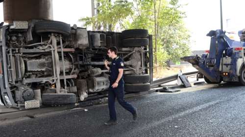 Μποτιλιάρισμα στον Κηφισό: Ανετράπη φορτηγό στον Ρέντη - Κυκλοφοριακές ρυθμίσεις [εικόνες - βίντεο]