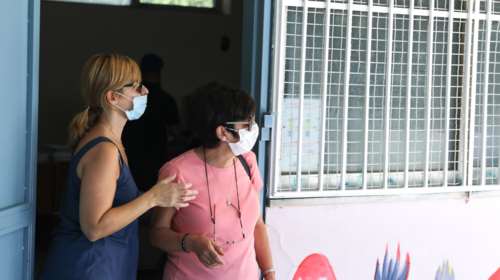 Κορονοϊός: Aγωνία για τα πρώτα λουκέτα στα σχολεία - Ποια είναι κλειστά - Τι πρέπει να προσέχουν οι γονείς