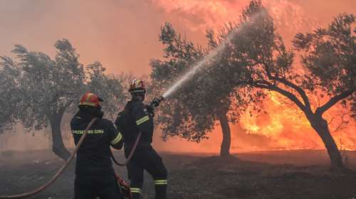 Φωτιά στις Κεχριές: Πληροφορίες για δέκα καμένα σπίτια, διάσπαρτες εστίες στην περιοχή [εικόνες]