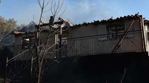 Σε πύρινο κλοιό η Αττική: Μάχη με τις αναζωπυρώσεις στην Κερατέα, καμένα σπίτια και στη Σταμάτα - Νεκρός ένας 45χρονος [Live οι εξελίξεις]