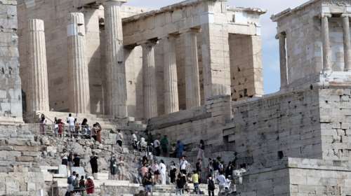 Ανατροπή με τον θάνατο της 47χρονης στην Ακρόπολη: Πήρε τον σύντροφό της τηλέφωνο, έκανε τον σταυρό της και έπεσε