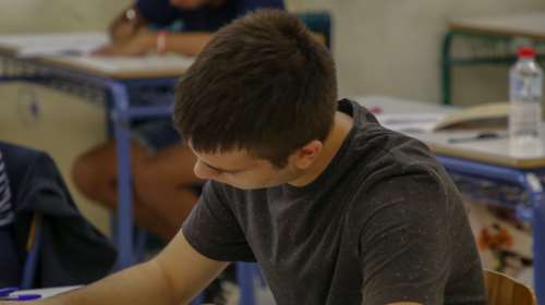 Πανελλήνιες: Τέλος στην εισαγωγή στα πανεπιστήμια με &quot;λευκή κόλλα&quot; - Πώς θα συμπληρώνεται το διπλό μηχανογραφικό